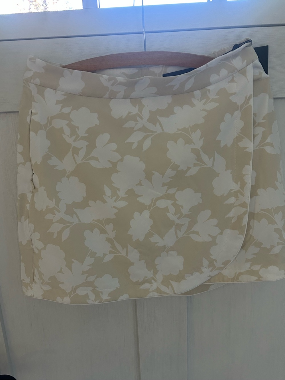 G/FORE Skort Women’s Golf Floral short Skirt White/Tan Tonal Tennis size 4- NWT